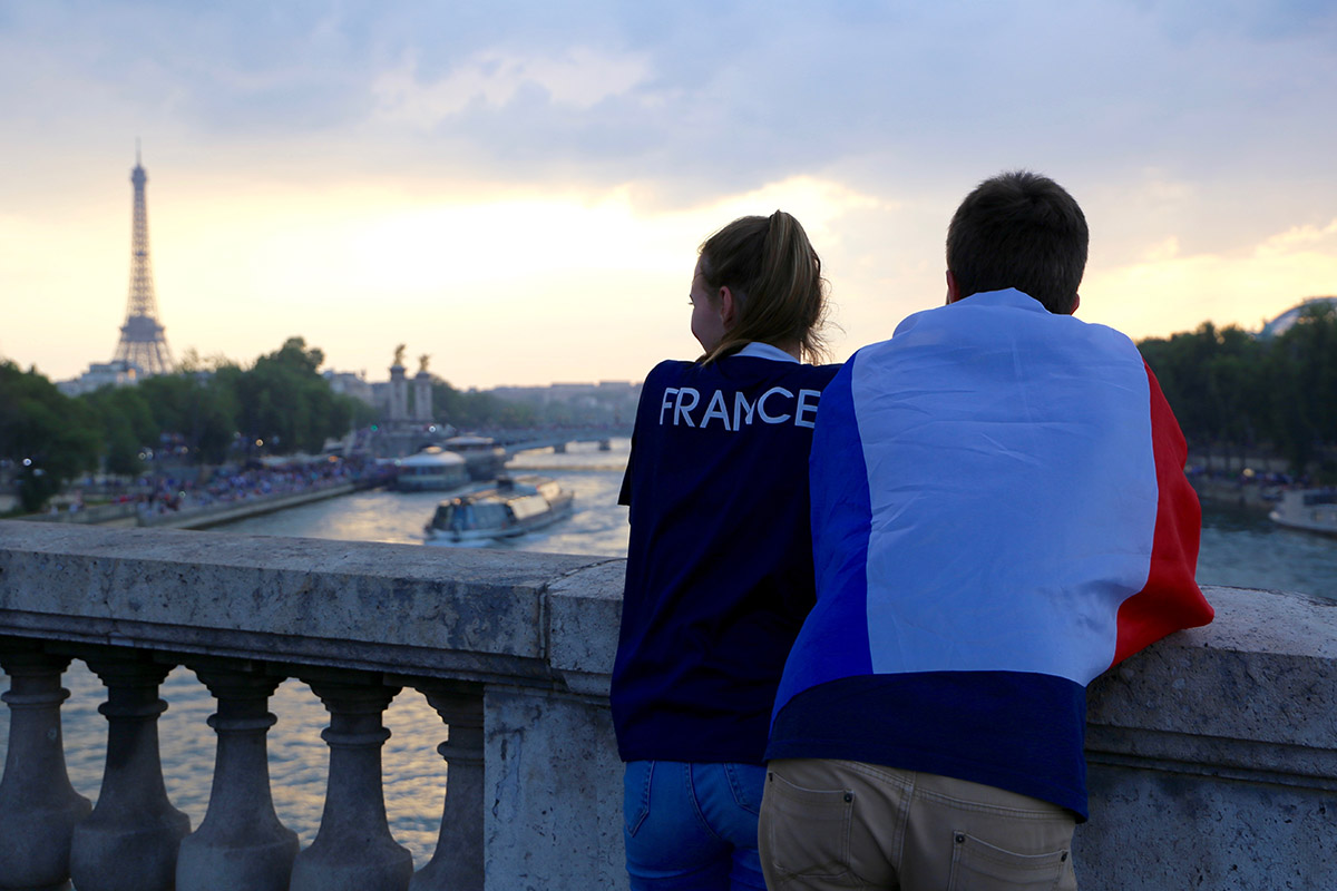 couple-bridge-Paris