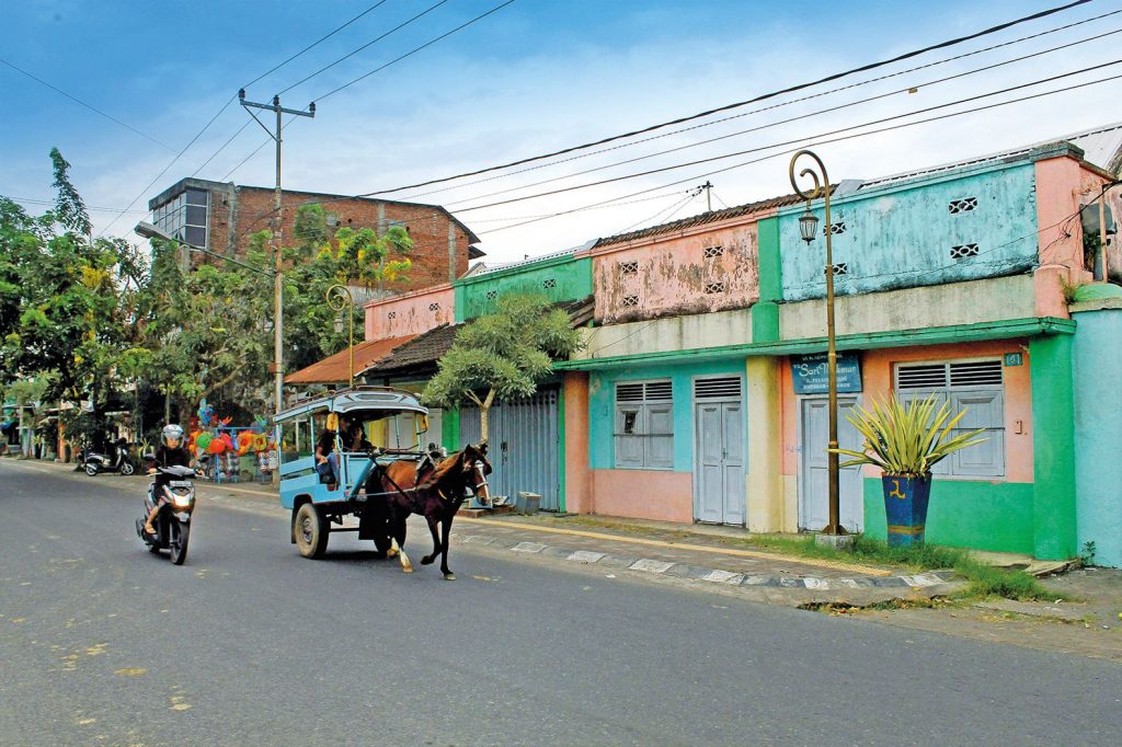 kota tua ampenan old shophouse with horsecart 