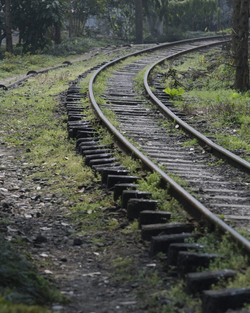 The narrow train tracks that run through Bagou