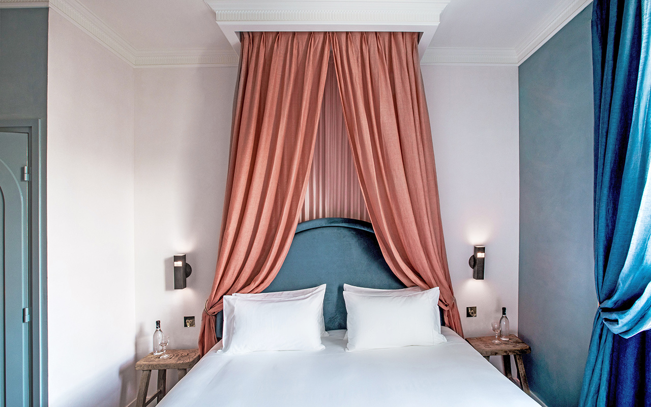 Guestrooms feature canopy beds (Photo: Karel Balas)