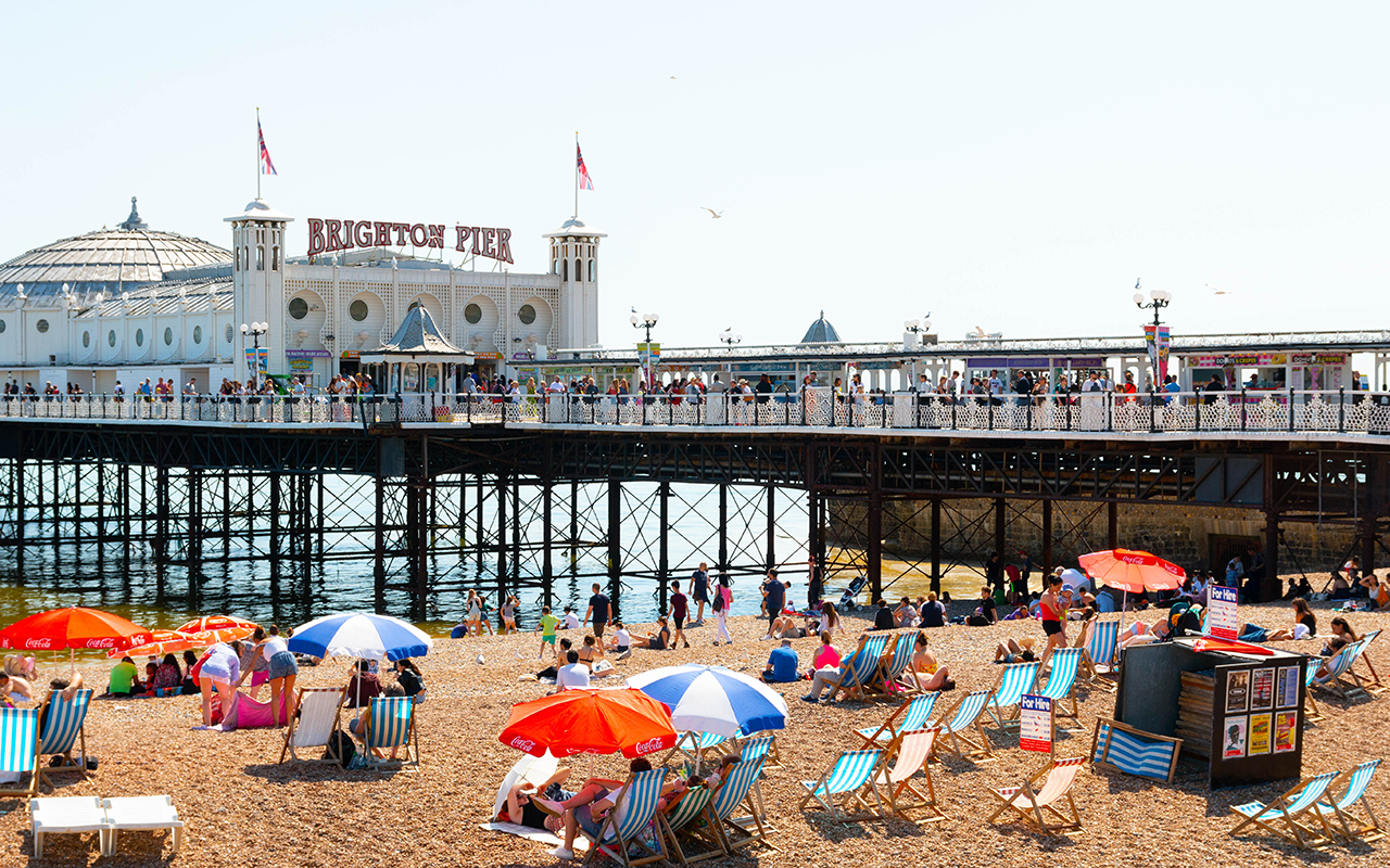 Daytrips from London: Brighton Palace Pier (Photo: Sakares Jerdnapapan / Shutterstock.com)