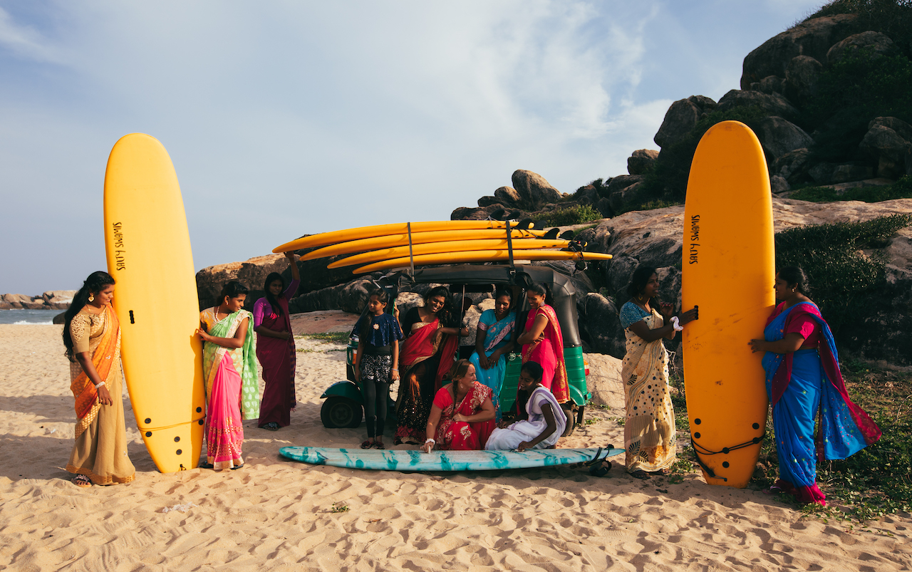 tommy-schultz_srilanka female surfers 1