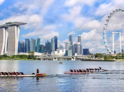 Kayak Singapore Skyline credit AhBoon.Net Shutterstock.com shutterstock_1138267952