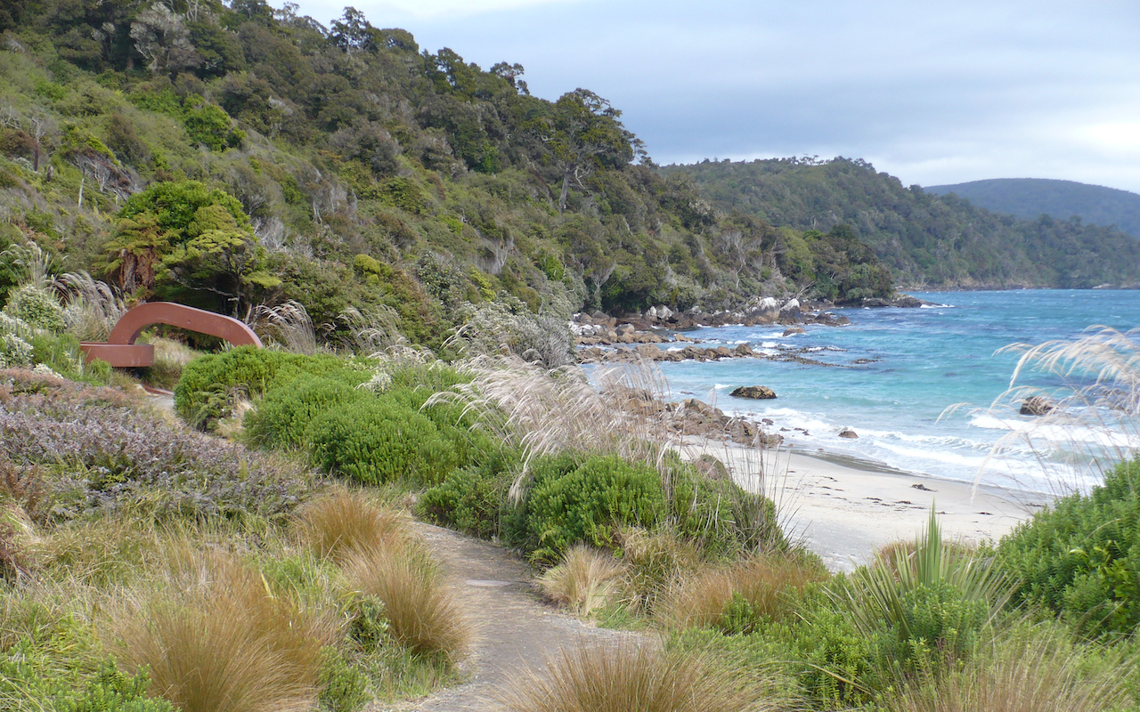 New Zealand hikes: Rakiura Track next to beach and sea