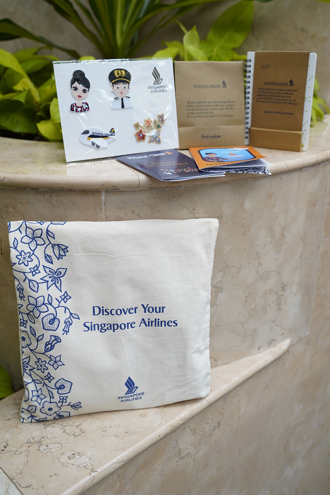 Inside_Singapore_Airlines_totebag