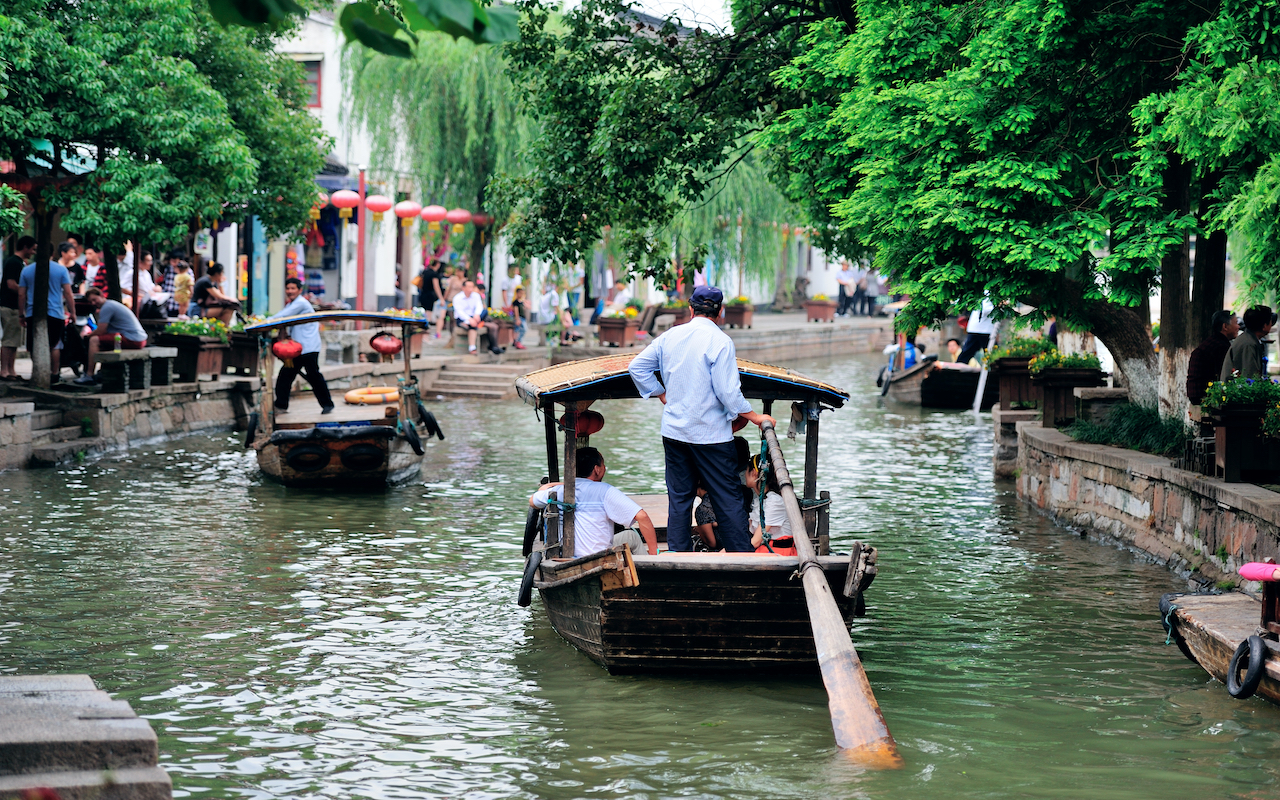 Shanghai,Zhujiajiao,Town,With,Boat,And,Historic,Buildings