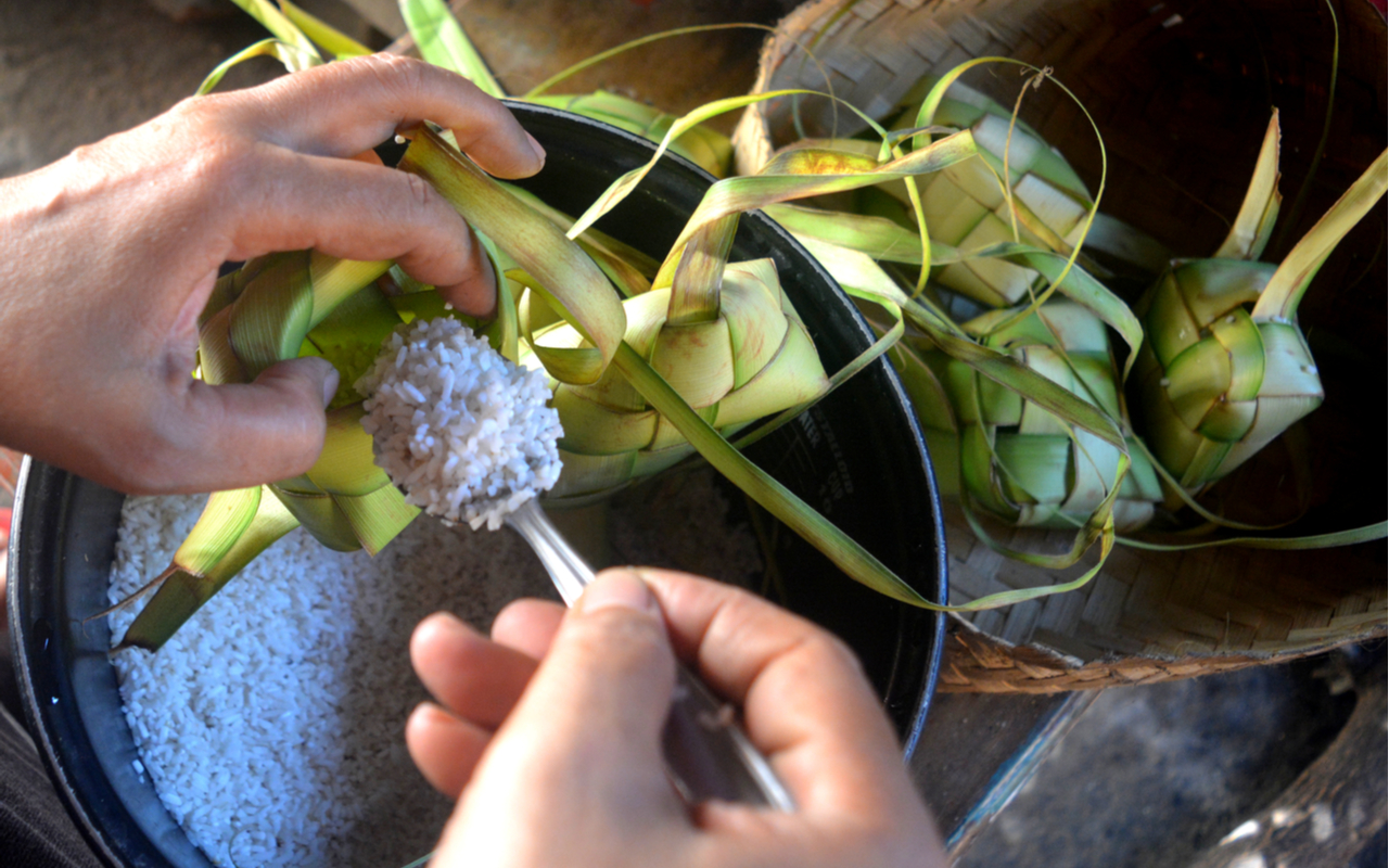 making ketupat