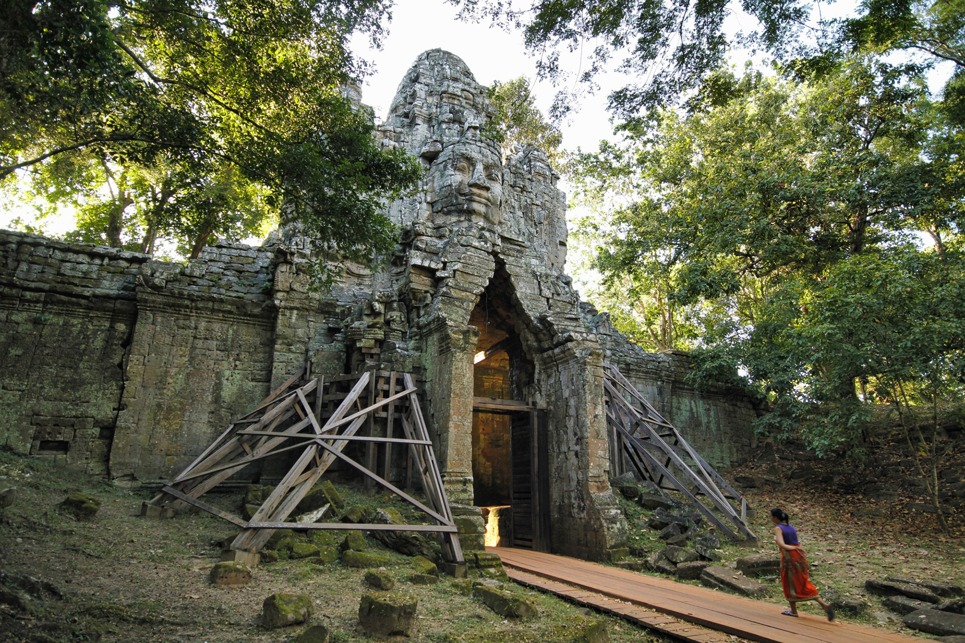 Angkor_Wat_East_Gate