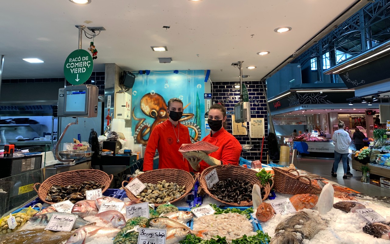 seafood stall el ninot market barcelona