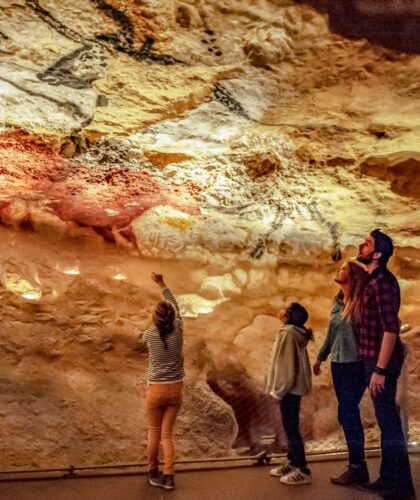 Lascaux caves rock art credit Manu Allicot - Famille underrated archaeological sites